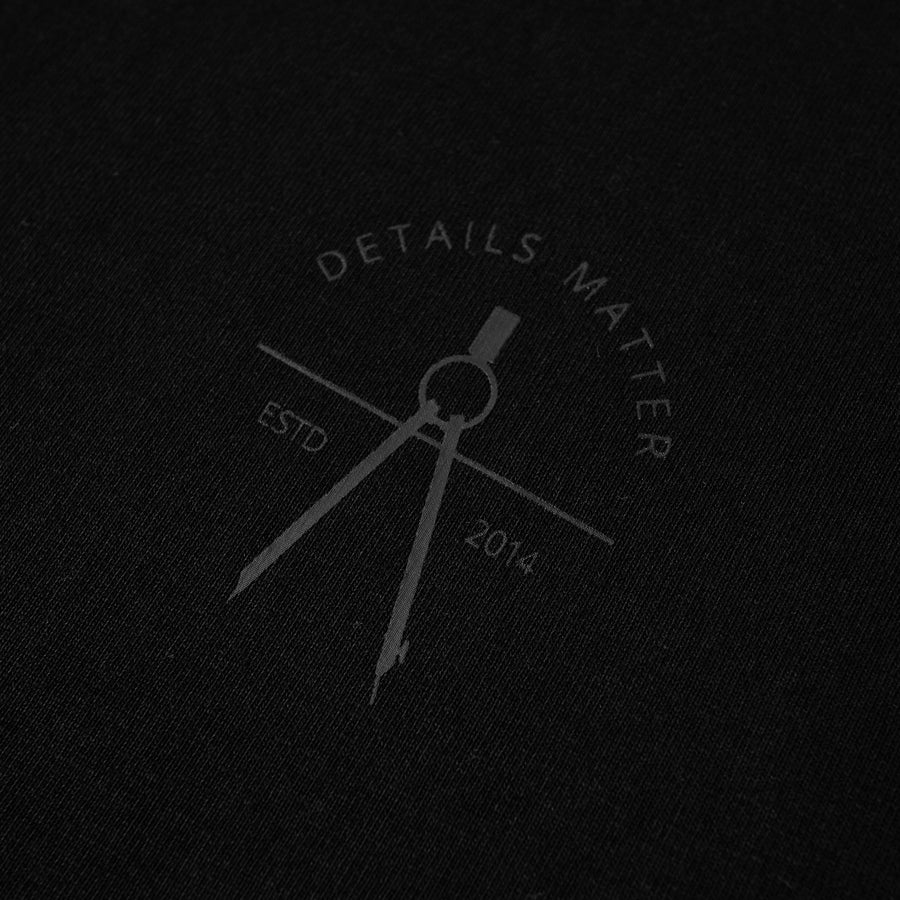 Details Matter Classic Tonal Tee - Negro